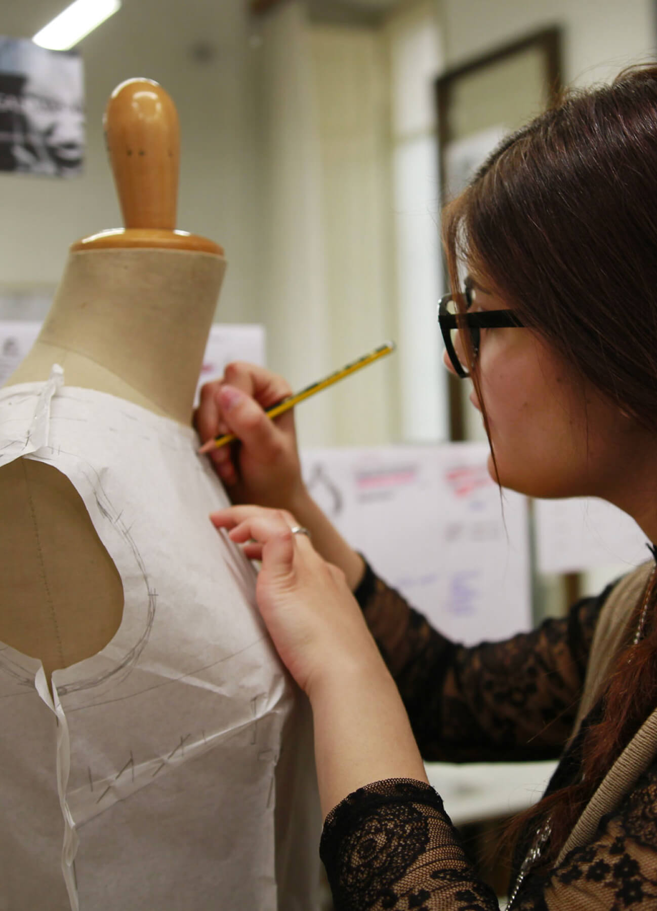 Il corso biennale è pensato per sviluppare la creatività del fashion designer, offrendo una formazione completa che integra teoria e pratica. Il programma copre la modellistica, sia per l’Alta Moda che per il settore industriale. L’approccio didattico tridimensionale permette di leggere immediatamente la volumetria del corpo già in fase di ideazione. La preparazione culturale arricchisce la capacità creativa, mentre l’uso di software grafici come Photoshop, Illustrator e Procreate permette di creare abiti e collezioni graficamente avanzate. Nel primo anno, con una frequenza di 20 ore settimanali, gli studenti costruiscono una solida base tecnica e creativa. Il secondo anno, con una frequenza di 12-16 ore settimanali, ci si focalizza sulla modellistica xouture Koefia e quella industriale (metodo Istituto Secoli). Design & Modellista Alta Moda Le lezioni iniziano nel mese di ottobre.